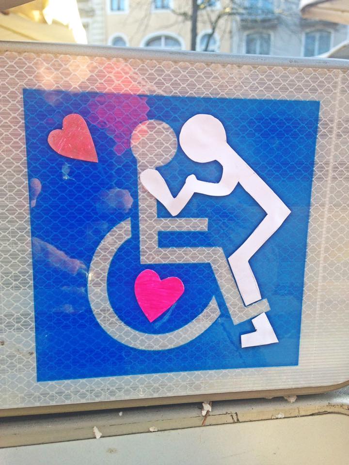 Collage panneau stationnement handicapé amoureux