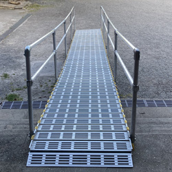Rampe de trottoir OPTO avec passe cable - Pour l'accessibilité de vos  parkings